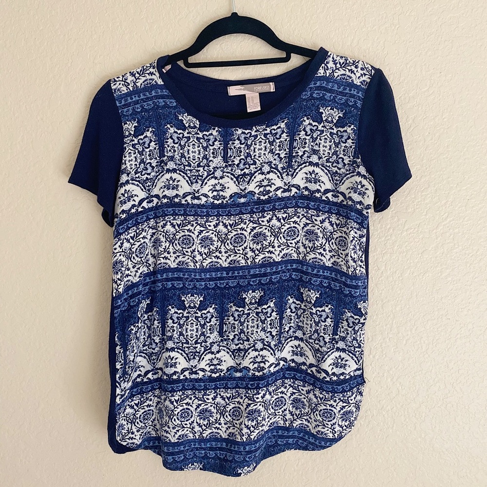 Forever 21 Blue and White Patterned Tee Size S